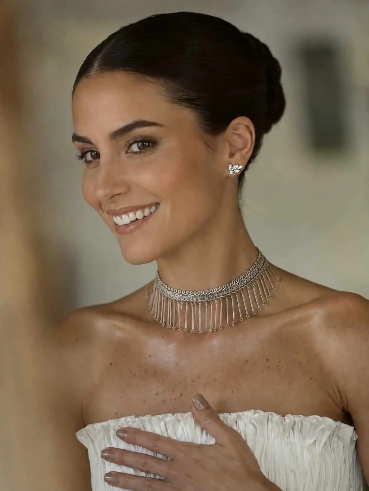 Modelo con el choker de pedrería BRUNA