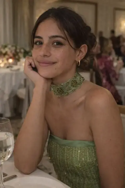 Ana con su choker ALARIA de Traselvelo