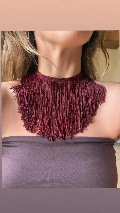 Julia con su choker MAREA de Traselvelo