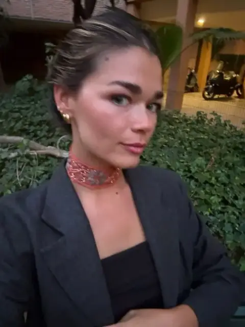 Clienta en una boda con el choker FABLE