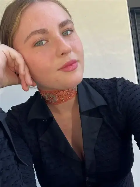 Manuela con su choker FABLE de Traselvelo