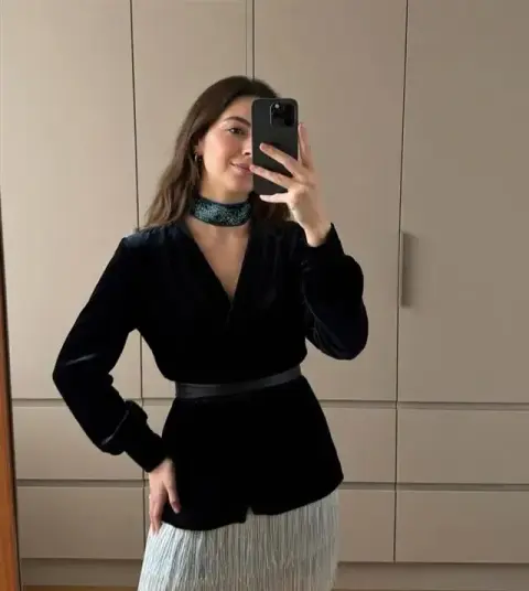 Mónica con su choker LIORA de Traselvelo