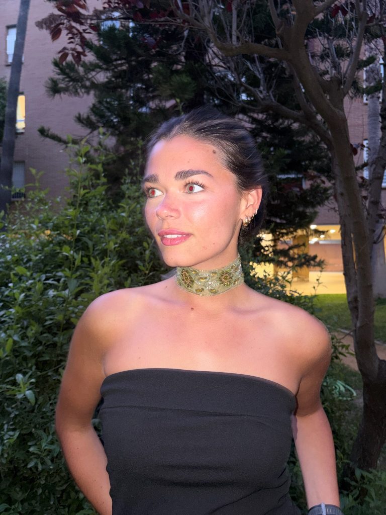 Choker bordado en pedrería y lentejuelas en tonos verde oliva y dorado, modelo Alaria – Traselvelo
