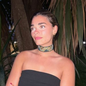 Choker bordado en pedrería y lentejuelas color mostaza, modelo Liora – Traselvelo