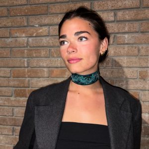 Choker bordado en pedrería y lentejuelas color turquesa, modelo Liora – Traselvelo
