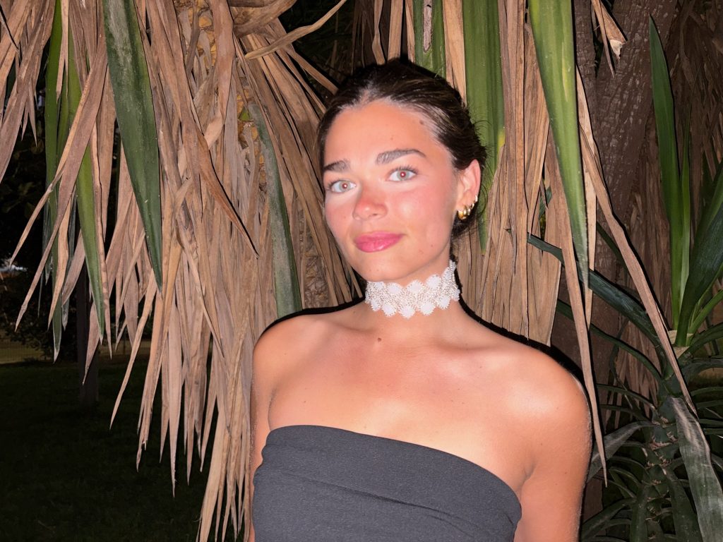 Choker bordado en pedrería y lentejuelas plateadas sobre tul transparente, modelo Lumine – Traselvelo