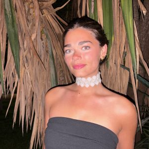 Choker bordado en pedrería y lentejuelas plateadas sobre tul transparente, modelo Lumine – Traselvelo