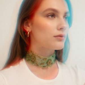 Choker bordado en pedrería y lentejuelas en tonos verde oliva y dorado, modelo Alaria – Traselvelo