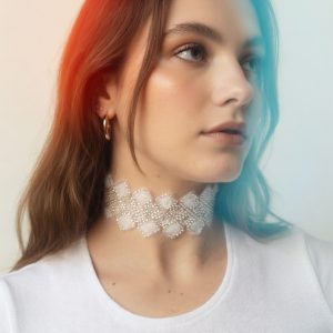 Choker bordado en pedrería y lentejuelas plateadas sobre tul transparente, modelo Lumine – Traselvelo