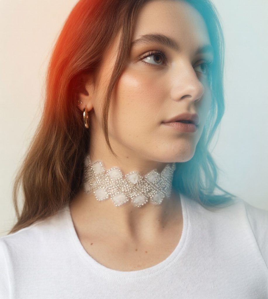 Choker bordado en pedrería y lentejuelas plateadas sobre tul transparente, modelo Lumine – Traselvelo