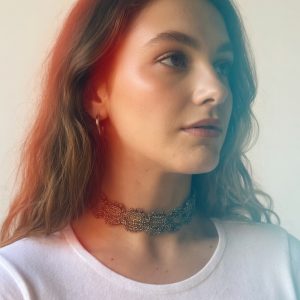 Choker con textura rugosa y motivos florales calados, color dorado antiguo, modelo Miró – Traselvelo