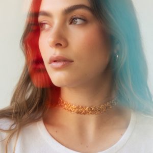 Choker de macramé en cordón metálico con flores encadenadas, modelo Soriel – Traselvelo