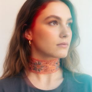 Choker bordado en pedrería y lentejuelas en tonos corales y grises, modelo Fable – Traselvelo