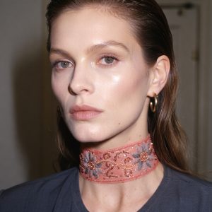 Choker bordado en pedrería y lentejuelas en tonos corales y grises, modelo Fable – Traselvelo