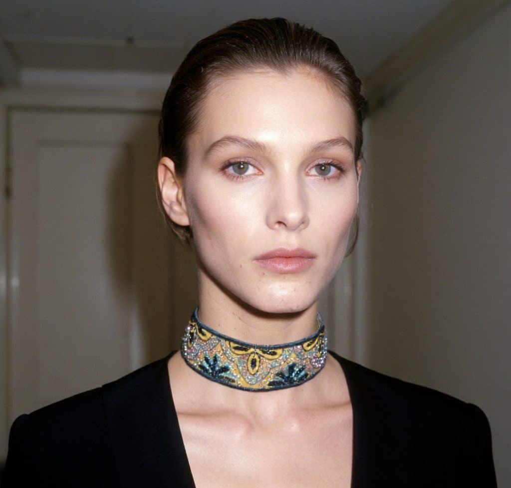 Choker bordado en pedrería y lentejuelas color mostaza, modelo Liora – Traselvelo