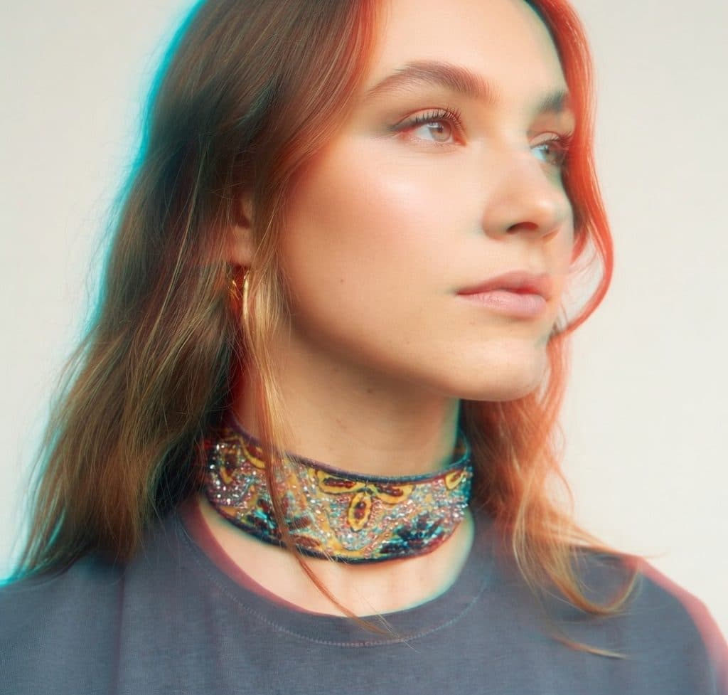 Choker bordado en pedrería y lentejuelas color mostaza, modelo Liora – Traselvelo