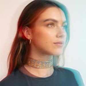Choker de tela con bordados en relieve de hojas doradas, color azul grisáceo, modelo Yara – Traselvelo