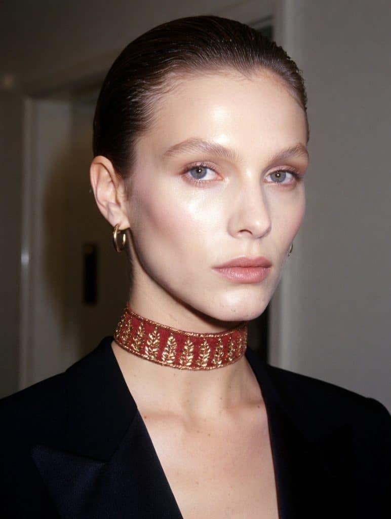 Choker de tela con bordados en relieve de hojas doradas, color rojo, modelo Yara – Traselvelo