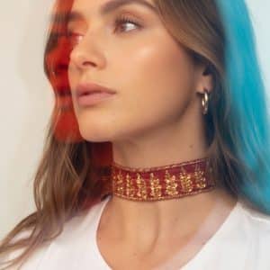 Choker de tela con bordados en relieve de hojas doradas, color rojo, modelo Yara – Traselvelo