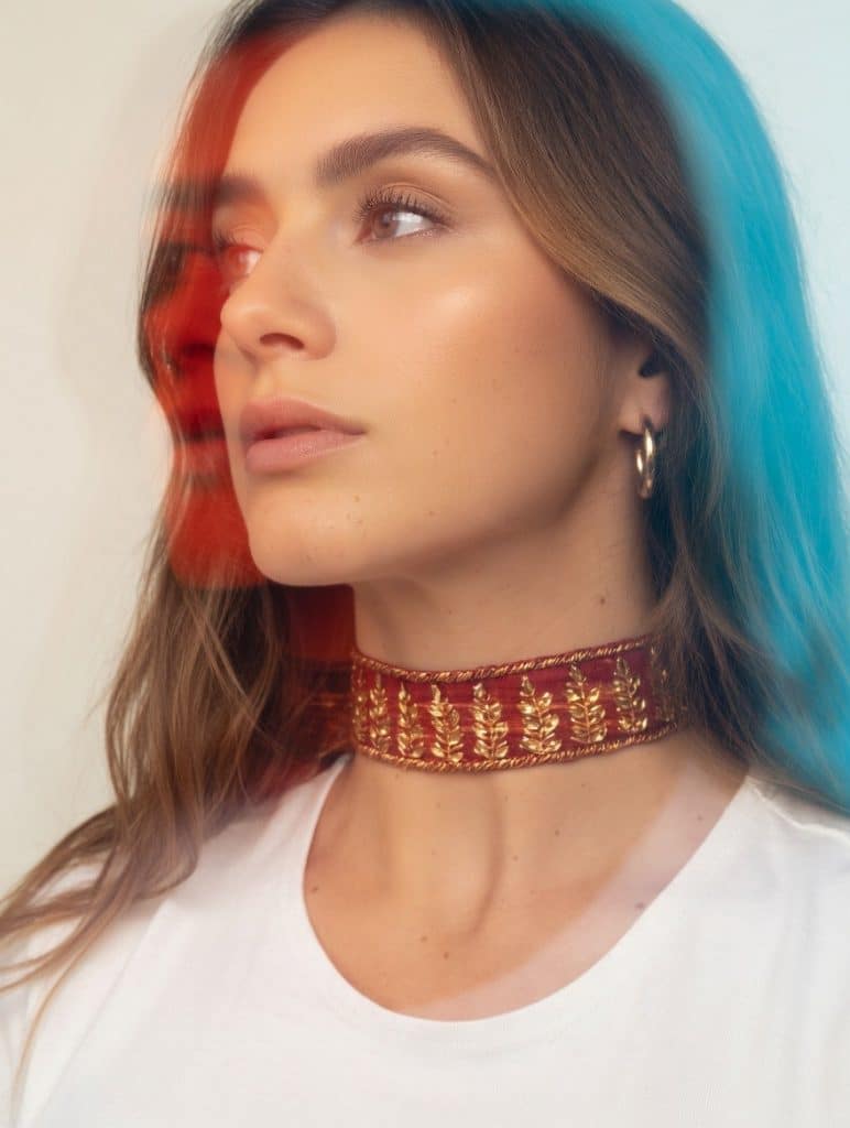 Choker de tela con bordados en relieve de hojas doradas, color rojo, modelo Yara – Traselvelo