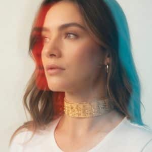 Choker de tela con bordados en relieve de hojas doradas, color champagne, modelo Yara – Traselvelo