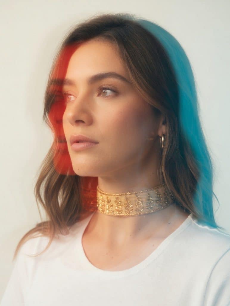 Choker de tela con bordados en relieve de hojas doradas, color champagne, modelo Yara – Traselvelo