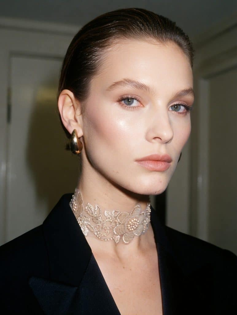 Choker de encaje con flores de lentejuelas color beige, modelo Flora – Traselvelo