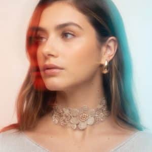 Choker de encaje con flores de lentejuelas color beige, modelo Flora – Traselvelo