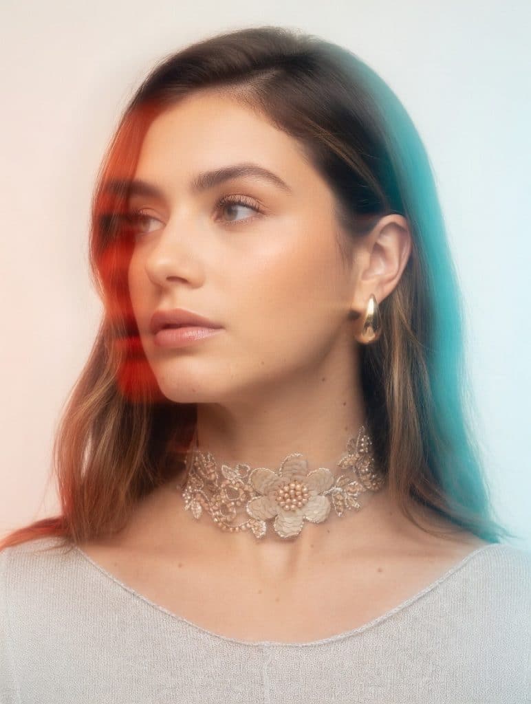 Choker de encaje con flores de lentejuelas color beige, modelo Flora – Traselvelo