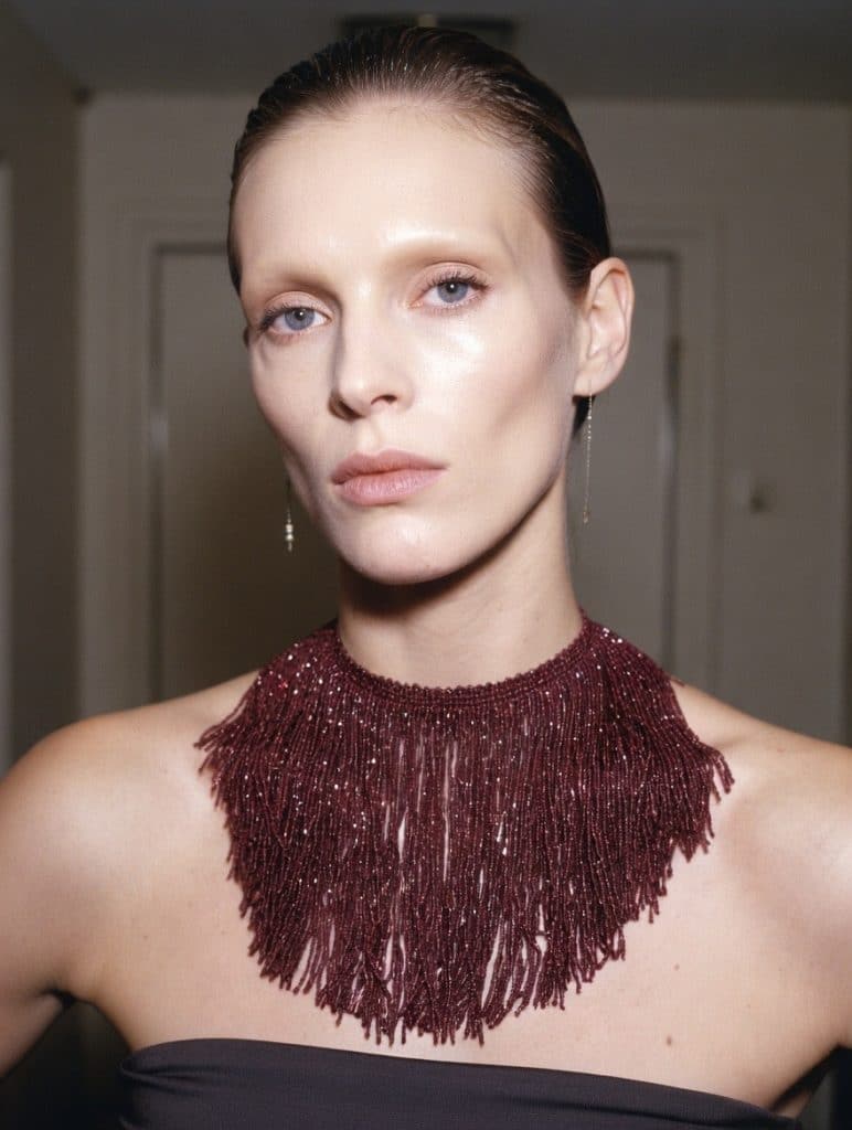 Choker de flecos largos con brillos metálicos color burdeos, modelo Marea – Traselvelo