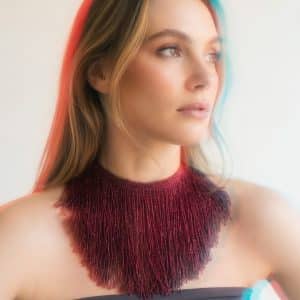 Choker de flecos largos con brillos metálicos color burdeos, modelo Marea – Traselvelo