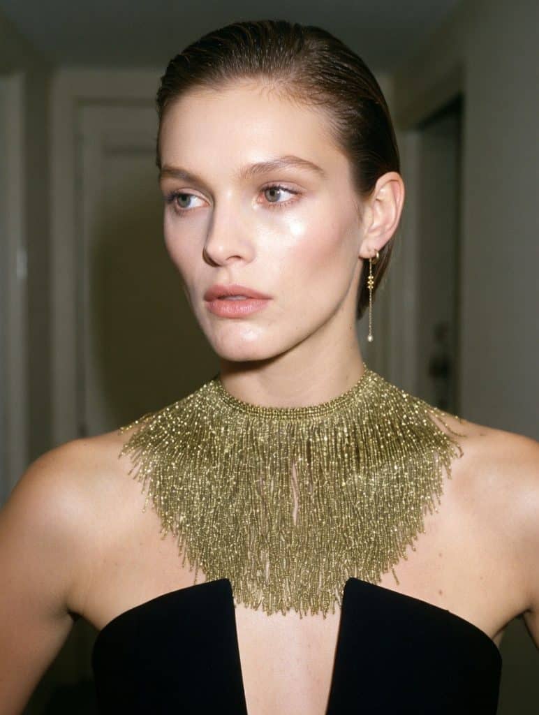 Choker de flecos largos con brillos metálicos color dorado, modelo Marea – Traselvelo
