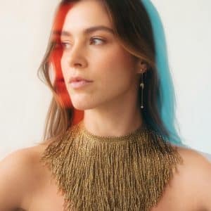 Choker de flecos largos con brillos metálicos color dorado, modelo Marea – Traselvelo