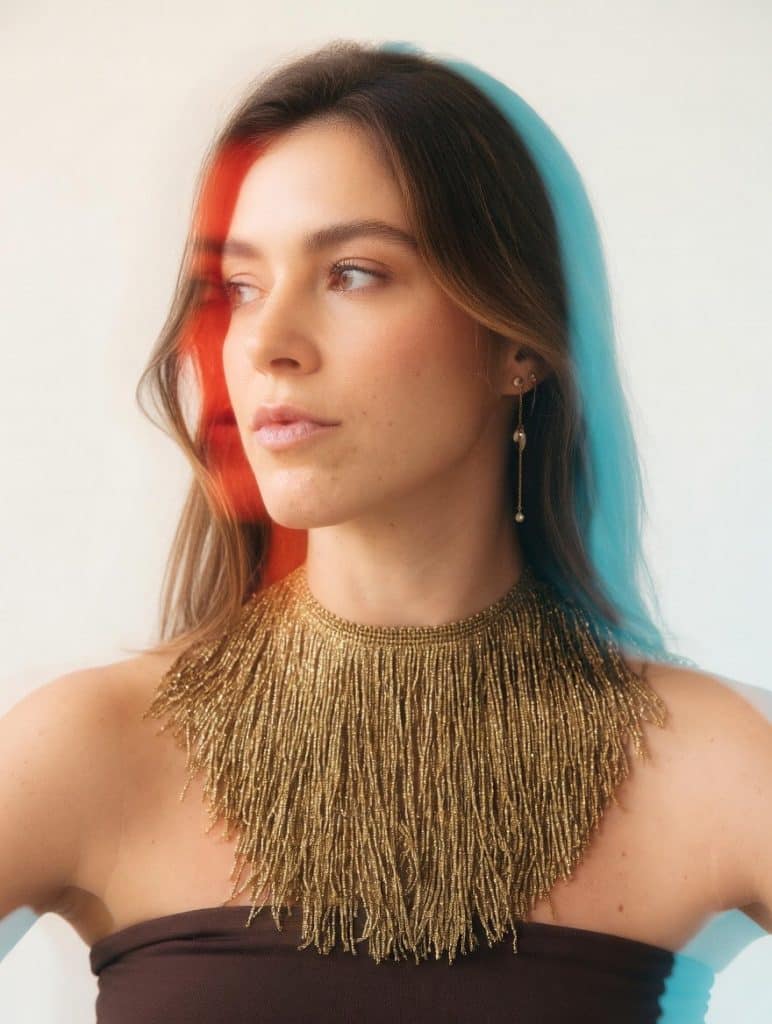 Choker de flecos largos con brillos metálicos color dorado, modelo Marea – Traselvelo