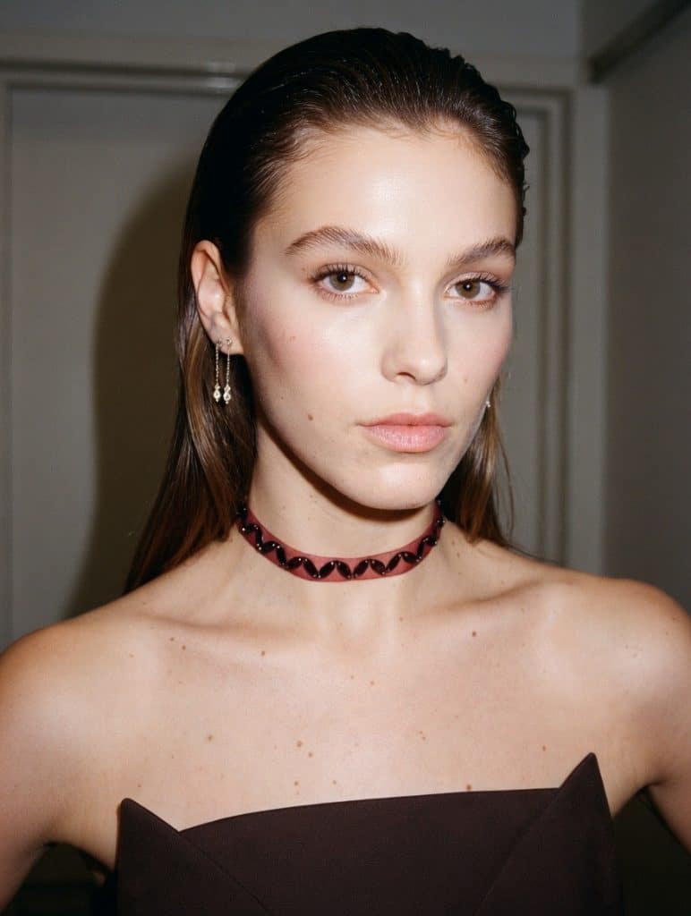Choker de cinta roja con lentejuelas ovaladas, modelo Elva – Traselvelo
