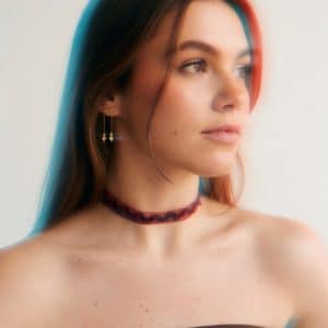 Choker de cinta roja con lentejuelas ovaladas, modelo Elva – Traselvelo