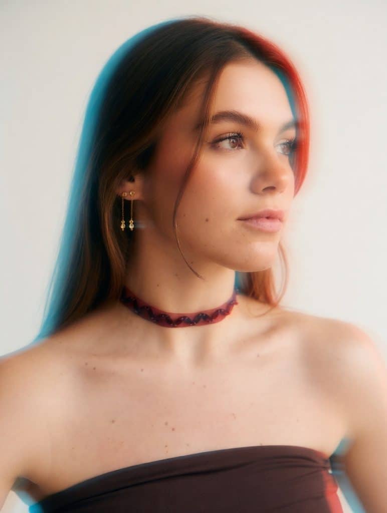 Choker de cinta roja con lentejuelas ovaladas, modelo Elva – Traselvelo