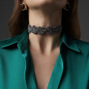 Choker con textura rugosa y motivos florales calados, color plateado, modelo Miró – Traselvelo