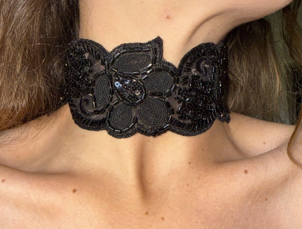 Choker de encaje negro bordado con pedrería y diseño floral, modelo Zafira – Traselvelo