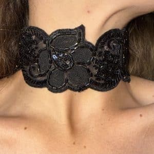 Choker de encaje negro bordado con pedrería y diseño floral, modelo Zafira – Traselvelo