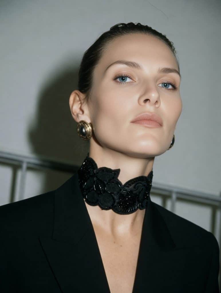 Choker de encaje negro bordado con pedrería y diseño floral, modelo Zafira – Traselvelo