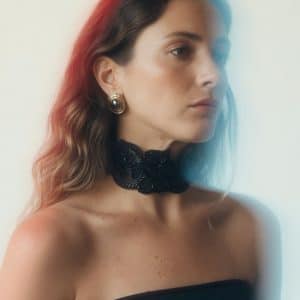 Choker de encaje negro bordado con pedrería y diseño floral, modelo Zafira – Traselvelo