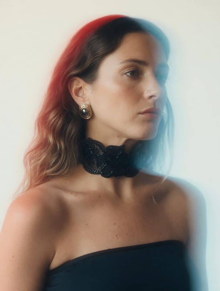 Choker de encaje negro bordado con pedrería y diseño floral, modelo Zafira – Traselvelo