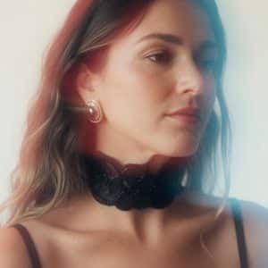 Choker de encaje negro bordado con pedrería y diseño floral, modelo Zafira – Traselvelo