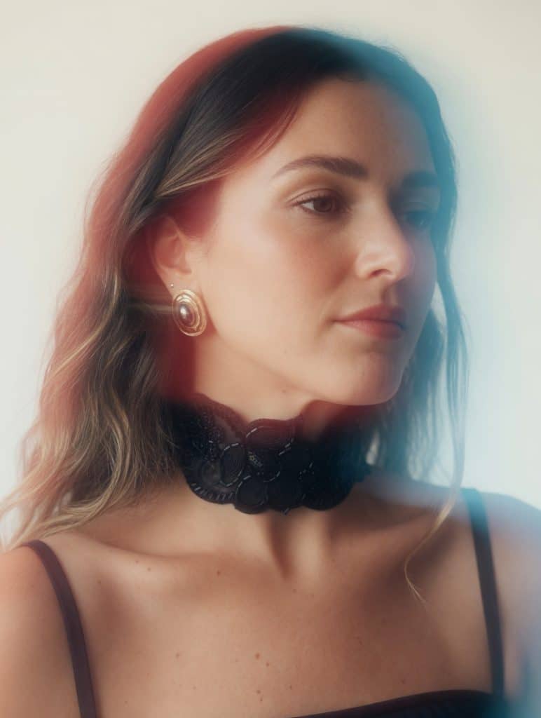 Choker de encaje negro bordado con pedrería y diseño floral, modelo Zafira – Traselvelo