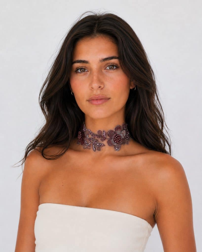 Choker de encaje con flores de lentejuelas color marrón, modelo Flora – Traselvelo