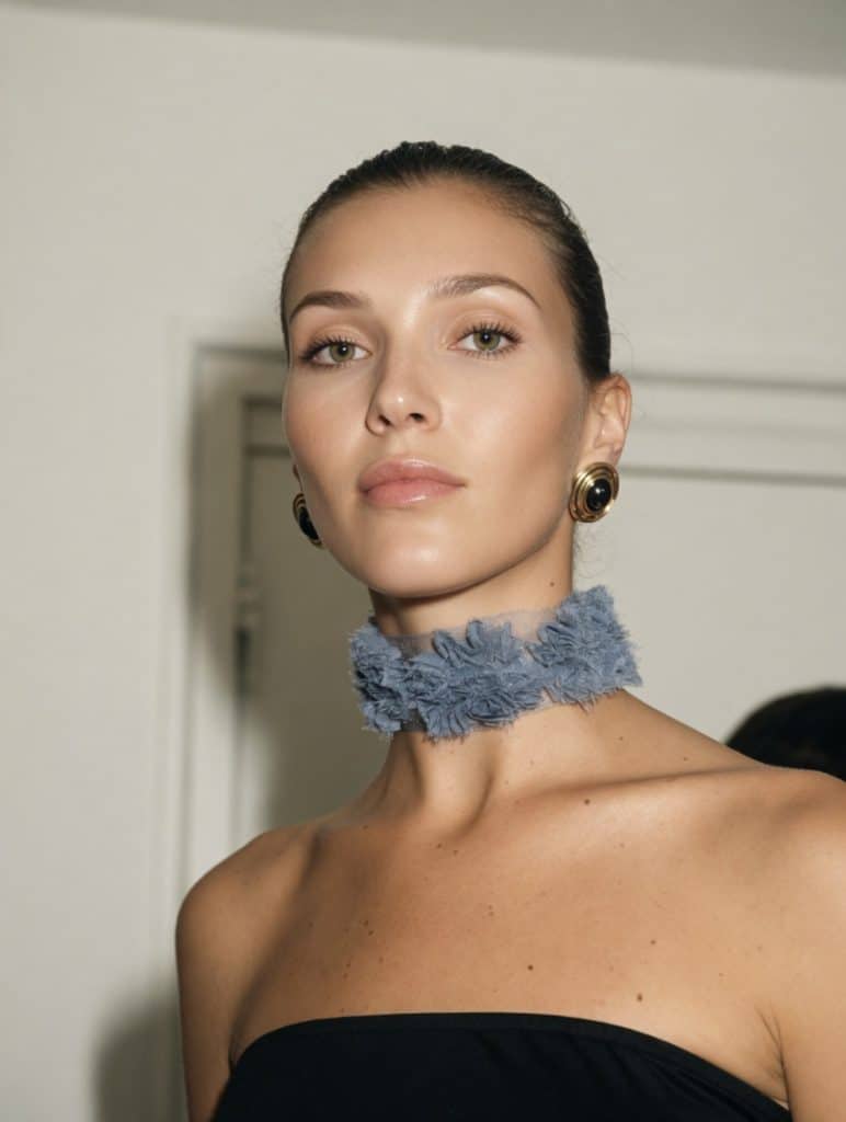 Choker de tul semitransparente gris azulado con pétalos desflecados, modelo Celestia – Traselvelo