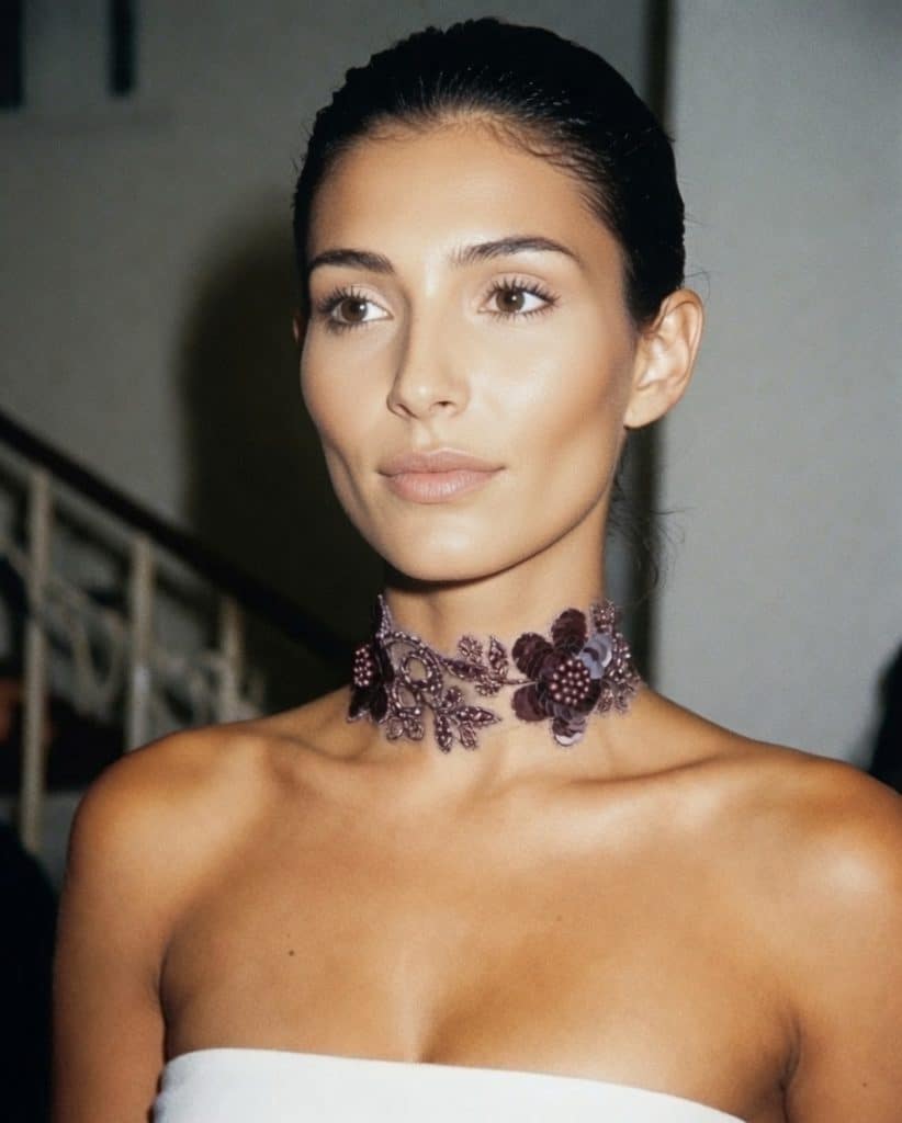 Choker de encaje con flores de lentejuelas color marrón, modelo Flora – Traselvelo
