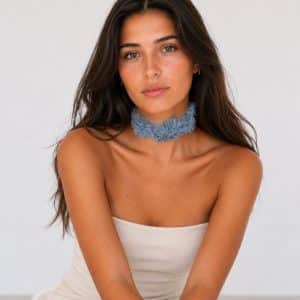 Choker de tul semitransparente gris azulado con pétalos desflecados, modelo Celestia – Traselvelo