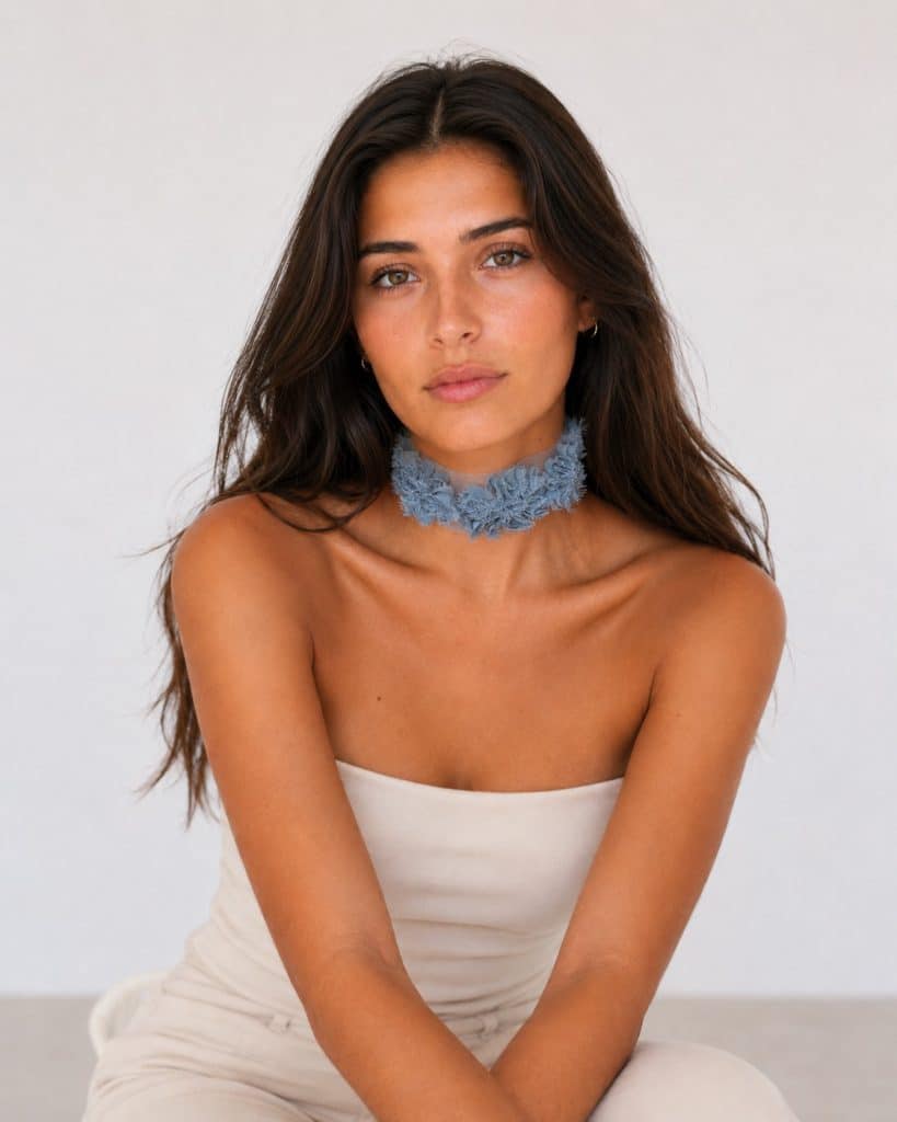 Choker de tul semitransparente gris azulado con pétalos desflecados, modelo Celestia – Traselvelo